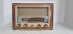 an old fashioned radio is sitting on a table at Casa Cueva Calatrava in Tabernas