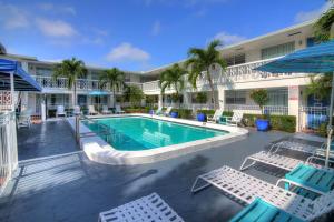 Bazén v ubytování May-Dee Suites in Florida nebo v jeho okolí