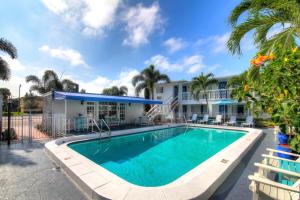 Bazén v ubytování May-Dee Suites in Florida nebo v jeho okolí