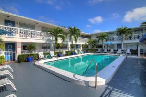 Bazén v ubytování May-Dee Suites in Florida nebo v jeho okolí