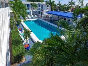 Bazén v ubytování May-Dee Suites in Florida nebo v jeho okolí