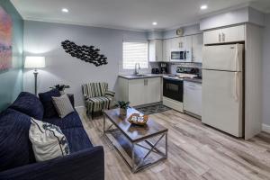 Kuchyň nebo kuchyňský kout v ubytování May-Dee Suites in Florida
