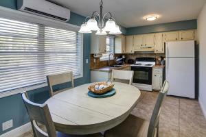 Kuchyň nebo kuchyňský kout v ubytování May-Dee Suites in Florida