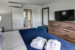 Postel nebo postele na pokoji v ubytování May-Dee Suites in Florida