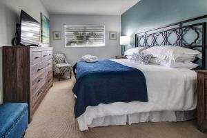 um quarto com uma cama grande e uma cómoda em May-Dee Suites in Florida em Hollywood