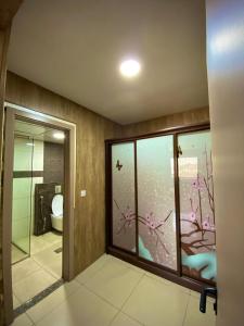 a room with a bathroom with a window and a toilet at Al Mansi hotel in Amman +39 photos
