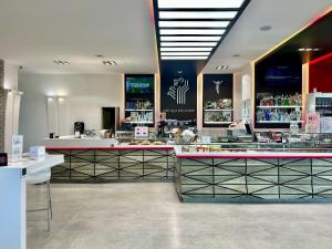 a bar in a restaurant with a counter at Orizzonte MHotel in Andria