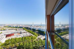 - une vue sur la ville depuis un bâtiment dans l'établissement Finest Rentals - Expo Riverside, à Lisbonne