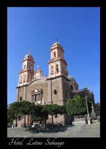 um grande edifício com duas torres em cima em Hotel Latino em Sahuayo de José María Morelos