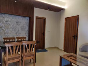 a living room with a table and two chairs at Hotel Heaven and Hills in Kasauli