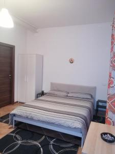 a bedroom with a large bed in a room at B&B Il Maggiociondolo in Fontaniva