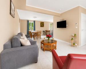 a living room with a couch and a table at Maison rénovée 4 chambres, calme et convivialité in Mousseaux-lès-Bray