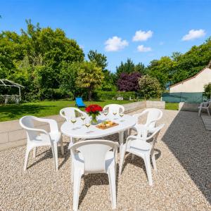 a white table and chairs on a gravel patio at Maison rénovée 4 chambres, calme et convivialité in Mousseaux-lès-Bray