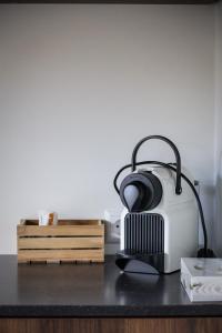 a black and white toaster sitting on a counter at Tiny's Herberg in Woerden