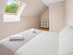a bedroom with a large white bed with a window at Maison rénovée 4 chambres, calme et convivialité in Mousseaux-lès-Bray