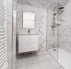 a white bathroom with a sink and a shower at Maison rénovée 4 chambres, calme et convivialité in Mousseaux-lès-Bray +35 photos