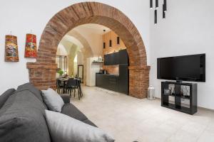 a living room with a couch and an archway at Atena Ortigia in Syracuse