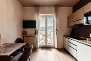 10 Floor Apartments by Quokka 360 - Como City View & Parking tesisinde mutfak veya mini mutfak