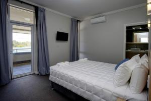 Lakes and Ocean Hotel Forster客房内的一张或多张床位