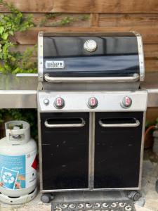 een grill die bovenop een fornuis staat bij Rotonde in Somme-Leuze
