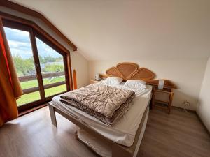 een slaapkamer met een bed en een groot raam bij Rotonde in Somme-Leuze +47 foto's