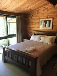 1 dormitorio con 1 cama en una cabaña de madera en Hilltop, en Stirling