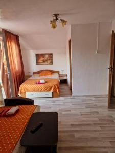 a bedroom with two beds and a table and chairs at Apartament Maia in Turda