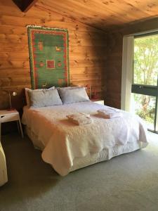 una camera da letto con letto in una camera in legno di Hilltop a Stirling