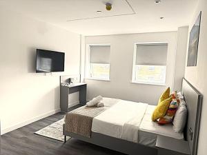 a bedroom with a bed and a flat screen tv at Goodmayes Grand Hotel in Goodmayes +19 photos