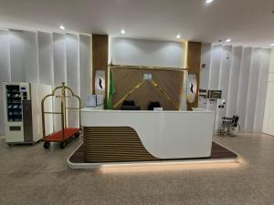 a room with a counter in a store at راحتي ستار للشقق المخدومة in Ukaz