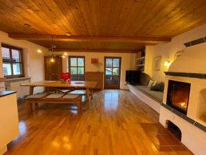 a living room with a table and a fireplace at Ferienwohnung Wildbichl in Sachrang in Sachrang
