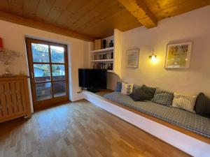 a living room with a couch and a tv at Ferienwohnung Wildbichl in Sachrang in Sachrang