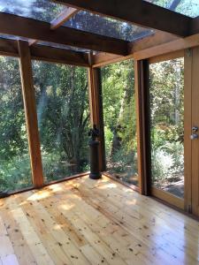 una camera con ampie finestre e pavimenti in legno di Hilltop a Stirling