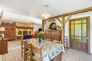 a kitchen and dining room with a table and chairs at Gite Périgourdin - 2 Chambres in Saint-Geniès