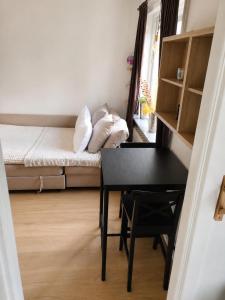 a small room with a small table and a bed at Mysig lägenhet i centrum in Västerås +1 photo