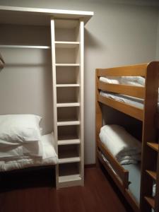 a room with a bunk bed and a bunk bed gmaxwell gmaxwell gmaxwell gmaxwell at Les Balcons du Sancy - Résidence de Tourisme in Picherande