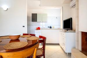 a kitchen and dining room with a table and chairs at Villa Montevicoli in Ceglie Messapica