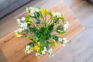 a bouquet of flowers on a wooden table at Meergenuss in Norderney