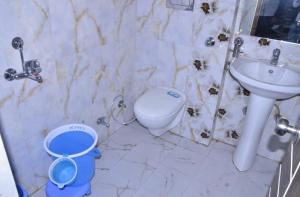 a bathroom with a toilet and a sink at Hotel Rama palace in Mathura
