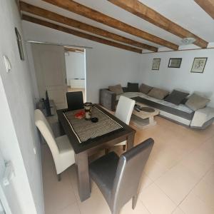 a living room with a dining table and a couch at Apartman Stepanović 2 in Prijevor