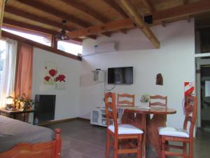 a room with a table and chairs and a bedroom at Cabaña Accesible Ipua in Lago Puelo