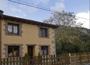 a house with a wooden fence in front of it at Casa Nansi in Berodia
