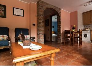 a living room with a table and a kitchen at Casa Nansi in Berodia