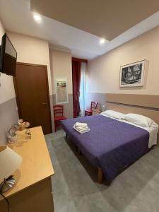 a hotel room with a bed and a desk at Do Carioca in Villalvernia +1 photo