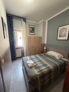 a bedroom with a bed with two towels on it at Do Carioca in Villalvernia