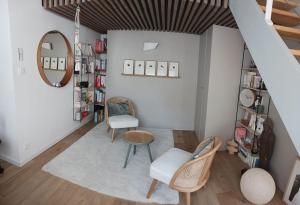 a room with two chairs and a table and a mirror at Maison centre-ville, Vue château, Hellfest, Clisson in Clisson +10 photos