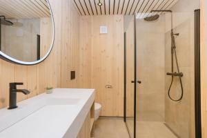 a bathroom with a shower and a sink at Hytter og leiligheter i Kvitfjell - Alpinco in Ringebu +33 photos
