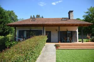 a small house with a roof at Villa La Pinpa in Bárcena de Cicero
