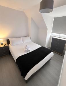a bedroom with a bed with two teddy bears on it at Large 4-Bedrooms Corporate Flat, Free Parking - Amazing Location in Leavesden Green