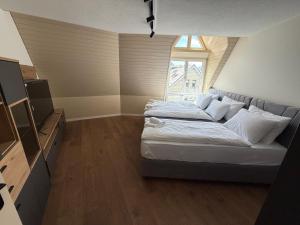 a small room with a bed and a window at City Apartments in Brunnen